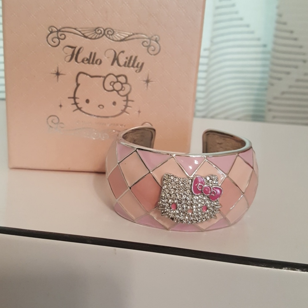 Bracelet one rhinestone missing see pictures